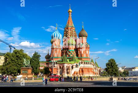 Moskau - 20. Juli 2020: Basilius`s Kathedrale auf dem Roten Platz in Moskau, Russland. Schöne alte St. Basil`s Kirche ist berühmte Touristenattraktion von c Stockfoto